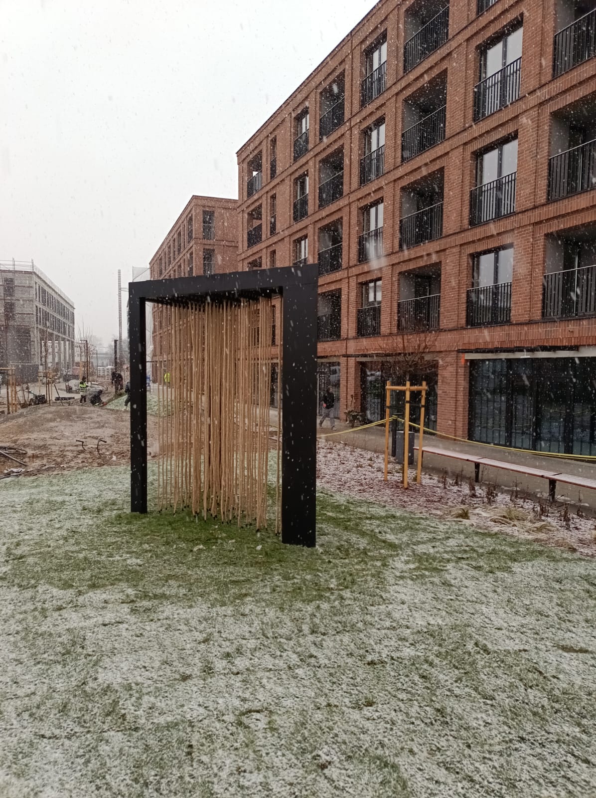 Nowoczesna pergola ogrodowa – element małej architektury